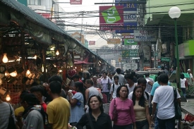 V ulicích filipínské Manily jsou tisíce karaoke barů.